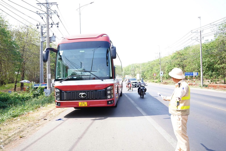 7 ô tô va chạm liên hoàn trên cao tốc Phan Thiết - Dầu Giây gây ùn tắc kéo dài- Ảnh 9. 7 ô tô va chạm liên hoàn trên cao tốc Phan Thiết - Dầu Giây gây ùn tắc kéo dài- Ảnh 9.