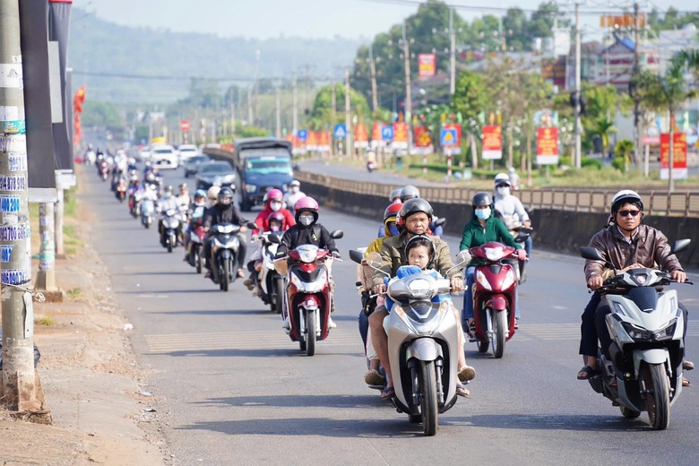 7 ô tô va chạm liên hoàn trên cao tốc Phan Thiết - Dầu Giây gây ùn tắc kéo dài- Ảnh 3. 7 ô tô va chạm liên hoàn trên cao tốc Phan Thiết - Dầu Giây gây ùn tắc kéo dài- Ảnh 3.