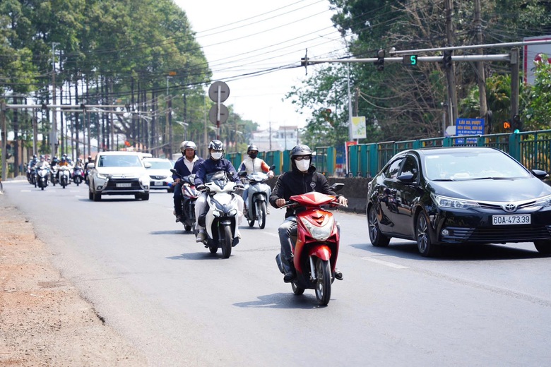 7 ô tô va chạm liên hoàn trên cao tốc Phan Thiết - Dầu Giây gây ùn tắc kéo dài- Ảnh 4. 7 ô tô va chạm liên hoàn trên cao tốc Phan Thiết - Dầu Giây gây ùn tắc kéo dài- Ảnh 4.