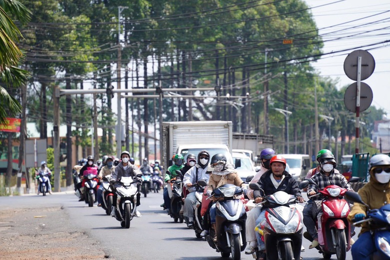 7 ô tô va chạm liên hoàn trên cao tốc Phan Thiết - Dầu Giây gây ùn tắc kéo dài- Ảnh 5. 7 ô tô va chạm liên hoàn trên cao tốc Phan Thiết - Dầu Giây gây ùn tắc kéo dài- Ảnh 5.