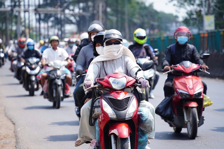 7 ô tô va chạm liên hoàn trên cao tốc Phan Thiết - Dầu Giây gây ùn tắc kéo dài- Ảnh 6. 7 ô tô va chạm liên hoàn trên cao tốc Phan Thiết - Dầu Giây gây ùn tắc kéo dài- Ảnh 6.