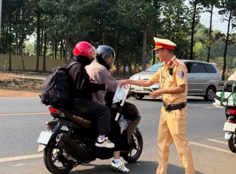 7 ô tô va chạm liên hoàn trên cao tốc Phan Thiết - Dầu Giây gây ùn tắc kéo dài- Ảnh 8. 7 ô tô va chạm liên hoàn trên cao tốc Phan Thiết - Dầu Giây gây ùn tắc kéo dài- Ảnh 8.