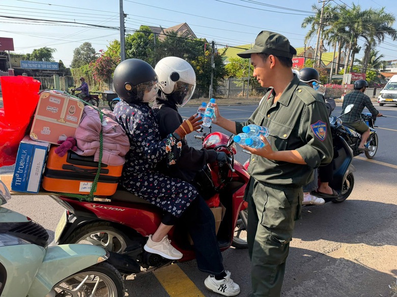 7 ô tô va chạm liên hoàn trên cao tốc Phan Thiết - Dầu Giây gây ùn tắc kéo dài- Ảnh 7. 7 ô tô va chạm liên hoàn trên cao tốc Phan Thiết - Dầu Giây gây ùn tắc kéo dài- Ảnh 7.
