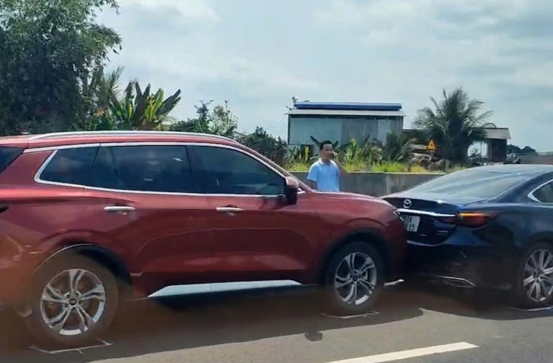 7 ô tô va chạm liên hoàn trên cao tốc Phan Thiết - Dầu Giây gây ùn tắc kéo dài- Ảnh 1. 7 ô tô va chạm liên hoàn trên cao tốc Phan Thiết - Dầu Giây gây ùn tắc kéo dài- Ảnh 1.