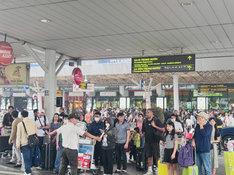 Khách qua sân bay Tân Sơn Nhất đông kỷ lục ngày cuối nghỉ Tết- Ảnh 1. Khách qua sân bay Tân Sơn Nhất đông kỷ lục ngày cuối nghỉ Tết- Ảnh 1.