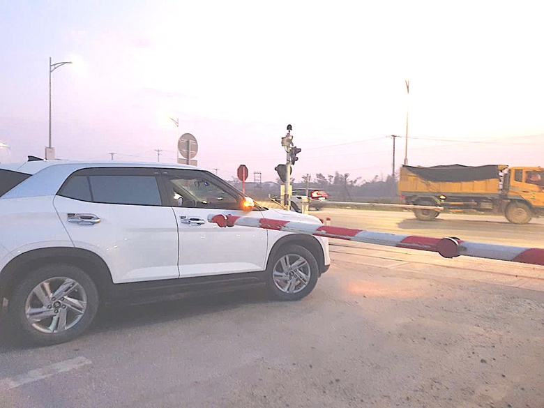 Th&ecirc;m &ldquo;lớp bảo vệ&rdquo; an to&agrave;n cho t&agrave;u hỏa tại c&aacute;c điểm giao cắt nguy hiểm- Ảnh 1.