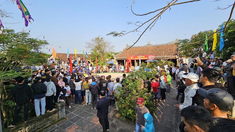 Người d&acirc;n, du kh&aacute;ch Huế n&ocirc; nức xem hội vật truyền thống ở l&agrave;ng Thủ Lễ- Ảnh 13.