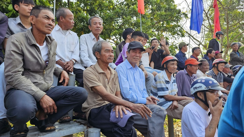 Người d&acirc;n, du kh&aacute;ch Huế n&ocirc; nức xem hội vật truyền thống ở l&agrave;ng Thủ Lễ- Ảnh 11.