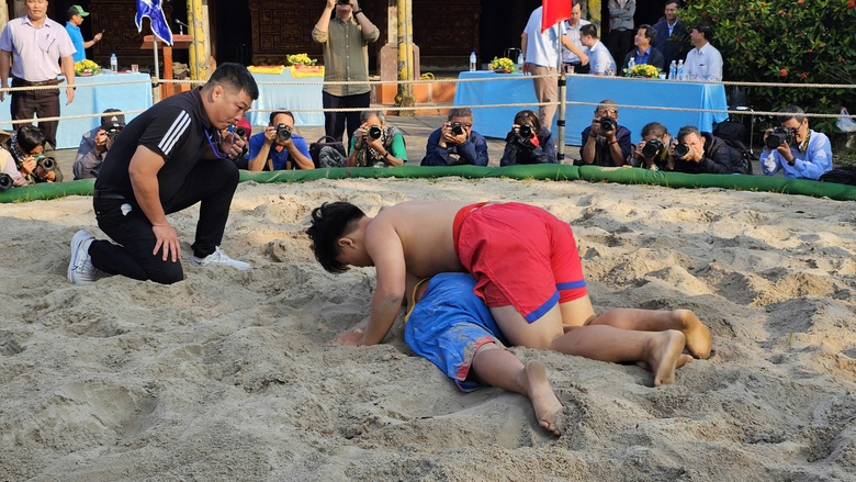 Người d&acirc;n, du kh&aacute;ch Huế n&ocirc; nức xem hội vật truyền thống ở l&agrave;ng Thủ Lễ- Ảnh 7.
