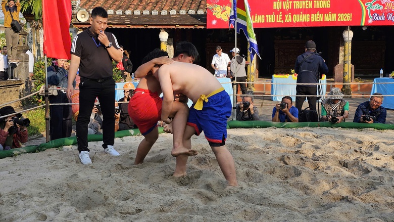 Người d&acirc;n, du kh&aacute;ch Huế n&ocirc; nức xem hội vật truyền thống ở l&agrave;ng Thủ Lễ- Ảnh 14.