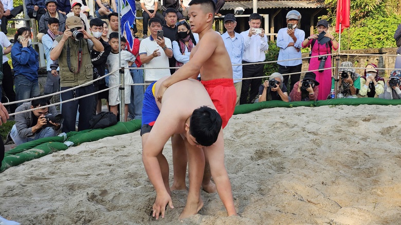 Người d&acirc;n, du kh&aacute;ch Huế n&ocirc; nức xem hội vật truyền thống ở l&agrave;ng Thủ Lễ- Ảnh 12.