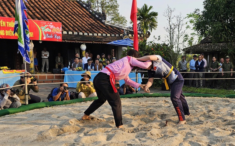 Người d&acirc;n, du kh&aacute;ch Huế n&ocirc; nức xem hội vật truyền thống ở l&agrave;ng Thủ Lễ- Ảnh 3.