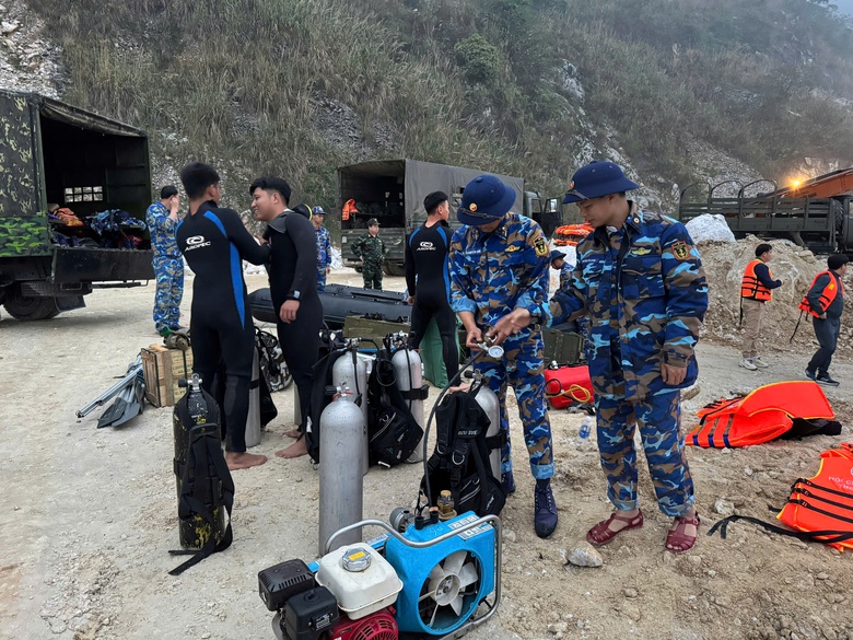 20 người nh&aacute;i đặc c&ocirc;ng nước tham gia t&igrave;m kiếm nạn nh&acirc;n vụ ch&igrave;m t&agrave;u tr&ecirc;n hồ Th&aacute;c B&agrave;- Ảnh 1.