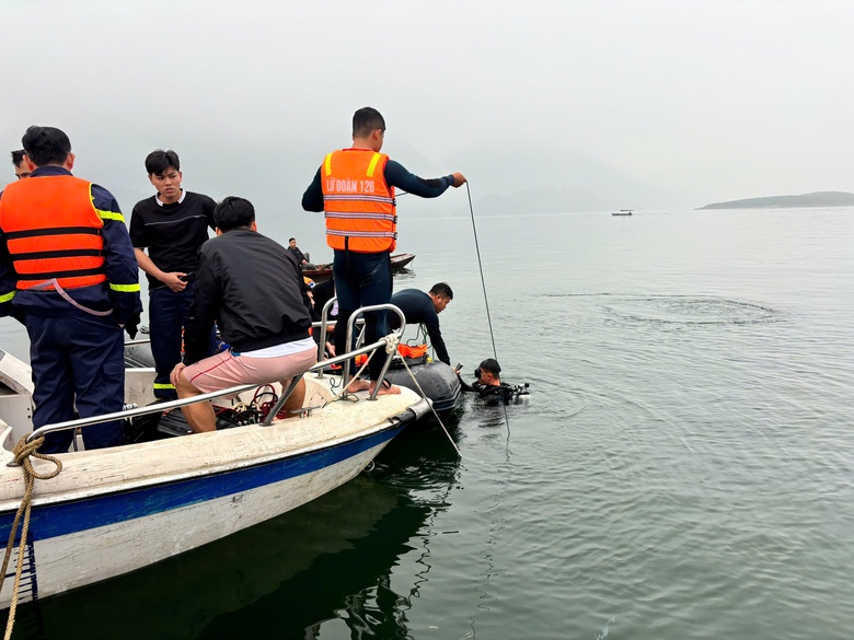 20 người nh&aacute;i đặc c&ocirc;ng nước tham gia t&igrave;m kiếm nạn nh&acirc;n vụ ch&igrave;m t&agrave;u tr&ecirc;n hồ Th&aacute;c B&agrave;- Ảnh 2.