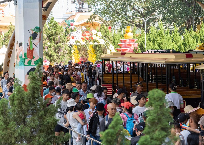 TP.HCM thu 12.150 tỷ đồng từ du lịch tết B&iacute;nh Ngọ, đ&oacute;n hơn 4,3 triệu lượt kh&aacute;ch- Ảnh 3.