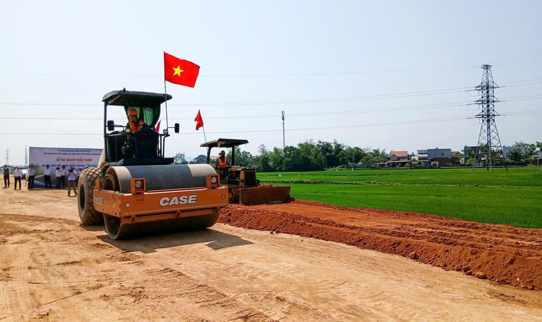 Sau hơn 2 năm khởi c&ocirc;ng, dự &aacute;n Li&ecirc;n kết v&ugrave;ng miền Trung vẫn vướng mặt bằng- Ảnh 2.