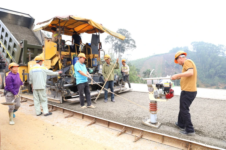 Tiếp lửa c&ocirc;ng trường cao tốc Tuy&ecirc;n Quang - H&agrave; Giang ng&agrave;y đầu năm mới- Ảnh 1.
