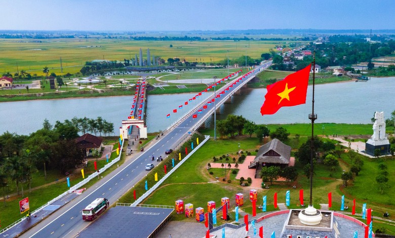 Khu di t&iacute;ch quốc gia đặc biệt Đ&ocirc;i bờ Hiền Lương - Bến Hải nhộn nhịp kh&aacute;ch tham quan- Ảnh 11.