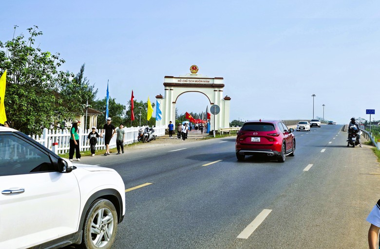 Khu di t&iacute;ch quốc gia đặc biệt Đ&ocirc;i bờ Hiền Lương - Bến Hải nhộn nhịp kh&aacute;ch tham quan- Ảnh 14.