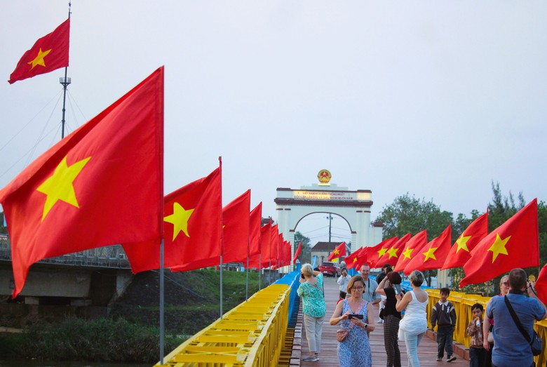 Khu di t&iacute;ch quốc gia đặc biệt Đ&ocirc;i bờ Hiền Lương - Bến Hải nhộn nhịp kh&aacute;ch tham quan- Ảnh 15.