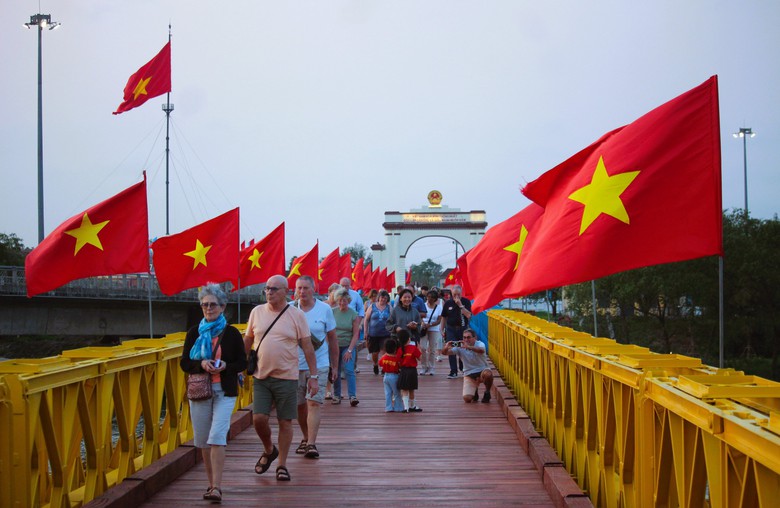 Khu di t&iacute;ch quốc gia đặc biệt Đ&ocirc;i bờ Hiền Lương - Bến Hải nhộn nhịp kh&aacute;ch tham quan- Ảnh 5.