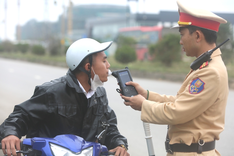 Thanh Hóa: Siết chặt kiểm tra nồng độ cồn trong ngày đầu đi làm sau nghỉ Tết - Ảnh 3. Thanh Hóa: Siết chặt kiểm tra nồng độ cồn trong ngày đầu đi làm sau nghỉ Tết - Ảnh 3.