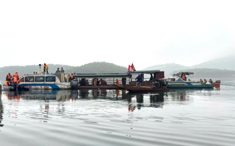 Ki&ecirc;n quyết đ&igrave;nh chỉ bến b&atilde;i, phương tiện thủy kh&ocirc;ng đủ điều kiện an to&agrave;n- Ảnh 1.