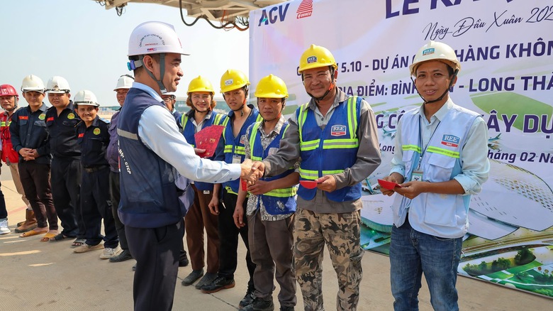 Rộn r&agrave;ng, hối hả tr&ecirc;n đại c&ocirc;ng trường s&acirc;n bay Long Th&agrave;nh- Ảnh 1.