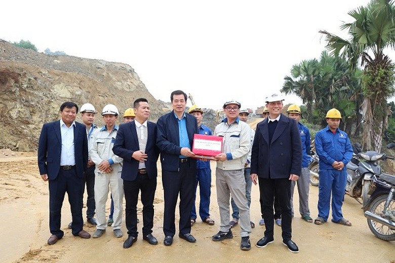 Tiếp lửa c&ocirc;ng trường cao tốc Tuy&ecirc;n Quang - H&agrave; Giang ng&agrave;y đầu năm mới- Ảnh 2.