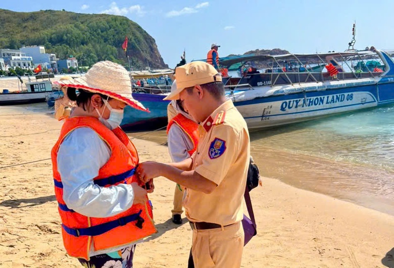 Gia Lai: Siết chặt ATGT đường thuỷ sau các vụ tai nạn lật tàu, thuyền trên cả nước- Ảnh 6. Gia Lai: Siết chặt ATGT đường thuỷ sau các vụ tai nạn lật tàu, thuyền trên cả nước- Ảnh 6.