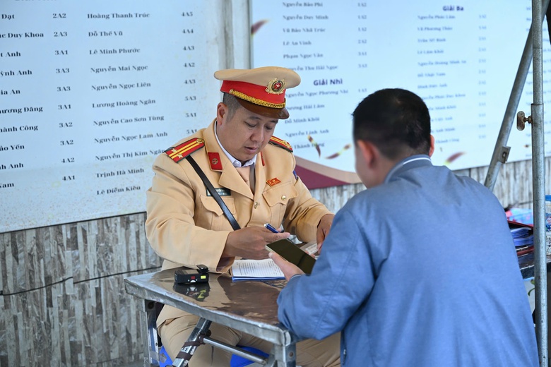 H&agrave; Nội: Nữ t&agrave;i xế vi phạm nồng độ cồn bị phạt 7 triệu đồng ng&agrave;y khai xu&acirc;n- Ảnh 2.