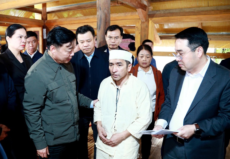 Phó Thủ tướng Trần Hồng Hà thị sát, thăm hỏi gia đình vụ lật tàu trên hồ Thác Bà- Ảnh 4. Phó Thủ tướng Trần Hồng Hà thị sát, thăm hỏi gia đình vụ lật tàu trên hồ Thác Bà- Ảnh 4.