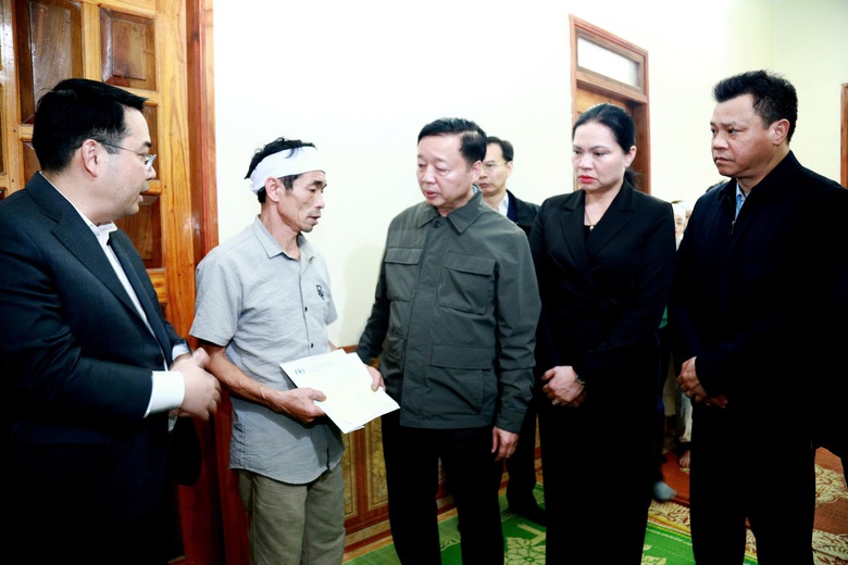 Phó Thủ tướng Trần Hồng Hà thị sát, thăm hỏi gia đình vụ lật tàu trên hồ Thác Bà- Ảnh 5. Phó Thủ tướng Trần Hồng Hà thị sát, thăm hỏi gia đình vụ lật tàu trên hồ Thác Bà- Ảnh 5.