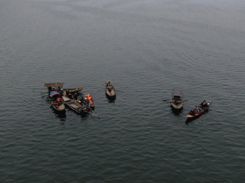 Phó Thủ tướng Trần Hồng Hà thị sát, thăm hỏi gia đình vụ lật tàu trên hồ Thác Bà- Ảnh 2. Phó Thủ tướng Trần Hồng Hà thị sát, thăm hỏi gia đình vụ lật tàu trên hồ Thác Bà- Ảnh 2.