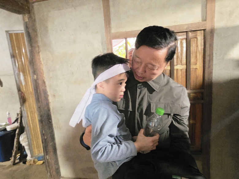 Phó Thủ tướng Trần Hồng Hà thị sát, thăm hỏi gia đình vụ lật tàu trên hồ Thác Bà- Ảnh 6. Phó Thủ tướng Trần Hồng Hà thị sát, thăm hỏi gia đình vụ lật tàu trên hồ Thác Bà- Ảnh 6.