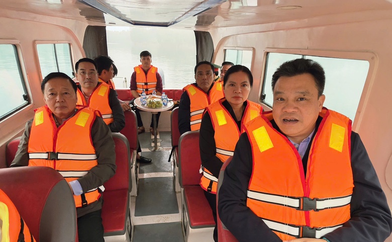 Phó Thủ tướng Trần Hồng Hà thị sát, thăm hỏi gia đình vụ lật tàu trên hồ Thác Bà- Ảnh 1. Phó Thủ tướng Trần Hồng Hà thị sát, thăm hỏi gia đình vụ lật tàu trên hồ Thác Bà- Ảnh 1.