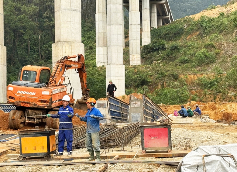 Hối hả c&ocirc;ng trường dự &aacute;n giao th&ocirc;ng sau Tết- Ảnh 2.