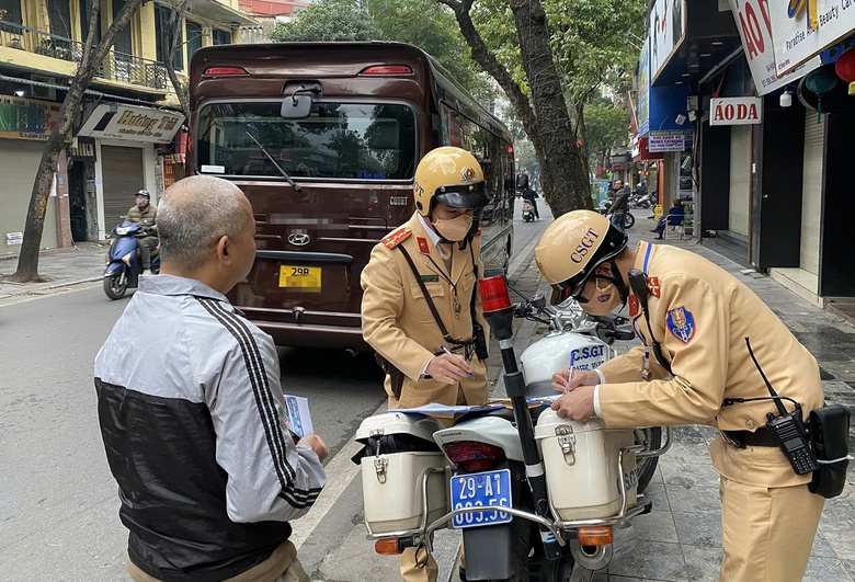 Hà Nội: Xử lý 370 trường hợp vi phạm trong thời gian thí điểm hạn chế xe ở phố cổ- Ảnh 1. Hà Nội: Xử lý 370 trường hợp vi phạm trong thời gian thí điểm hạn chế xe ở phố cổ- Ảnh 1.