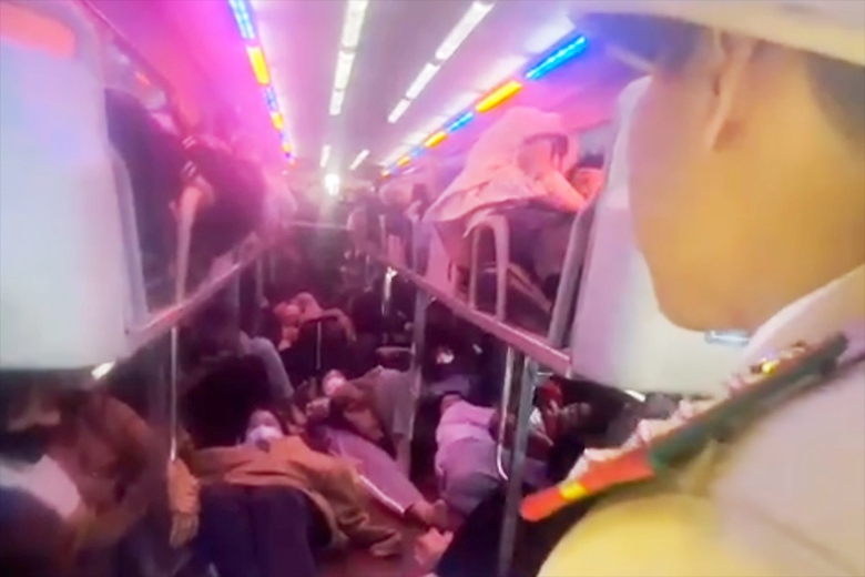 H&agrave;ng chục chủ xe, t&agrave;i xế bị xử phạt tổng cộng hơn 2 tỷ đồng v&igrave; "nhồi nh&eacute;t" kh&aacute;ch dịp Tết- Ảnh 1.