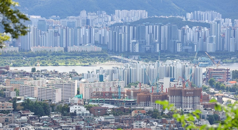 Rise in housing prices likely to slow following gov't regulation: BOK |  Yonhap News Agency