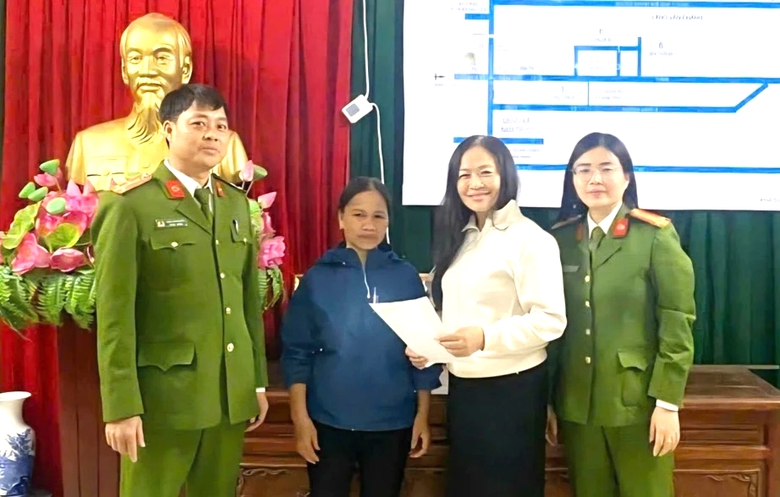 Người phụ nữ Ninh Bình vui mừng nhận lại 100 triệu đồng chuyển khoản nhầm- Ảnh 1. Người phụ nữ Ninh Bình vui mừng nhận lại 100 triệu đồng chuyển khoản nhầm- Ảnh 1.