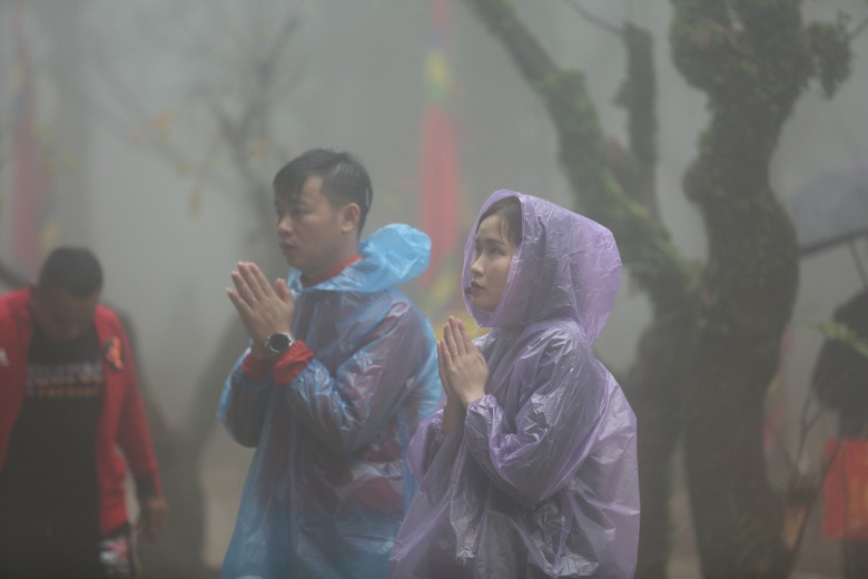 Dòng người đội mưa, vượt sương mù lên cổng trời khai hội đền Nưa - Am Tiêm- Ảnh 4. Dòng người đội mưa, vượt sương mù lên cổng trời khai hội đền Nưa - Am Tiêm- Ảnh 4.