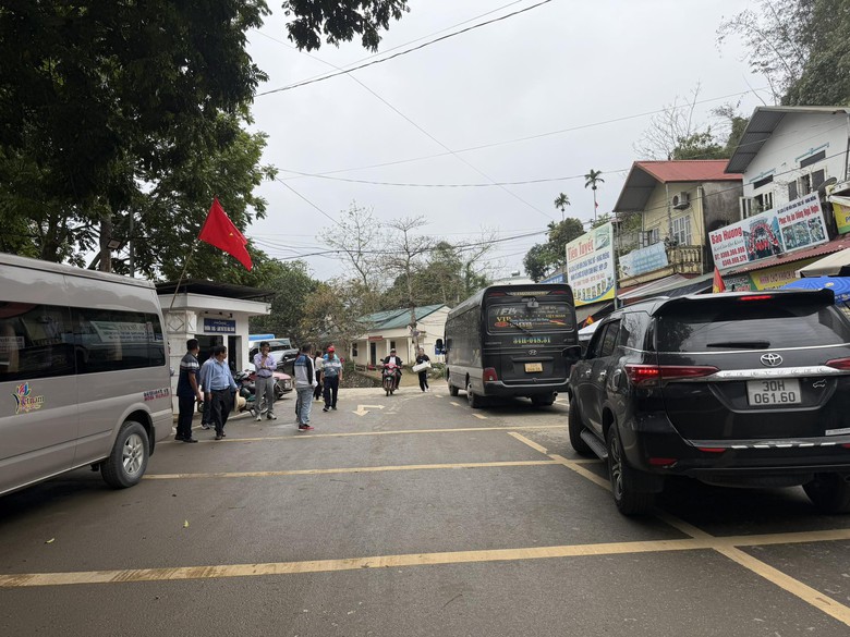 Nhiều t&agrave;u thuyền kh&ocirc;ng đủ điều kiện xuất bến, kh&aacute;ch du xu&acirc;n đền Th&aacute;c Bờ phải quay về- Ảnh 7.