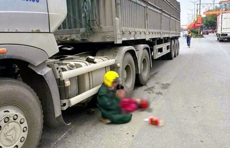 Hiện trường vụ tai nạn khiến b&agrave; T tử vong tại chỗ - Ảnh: Tuấn Minh.