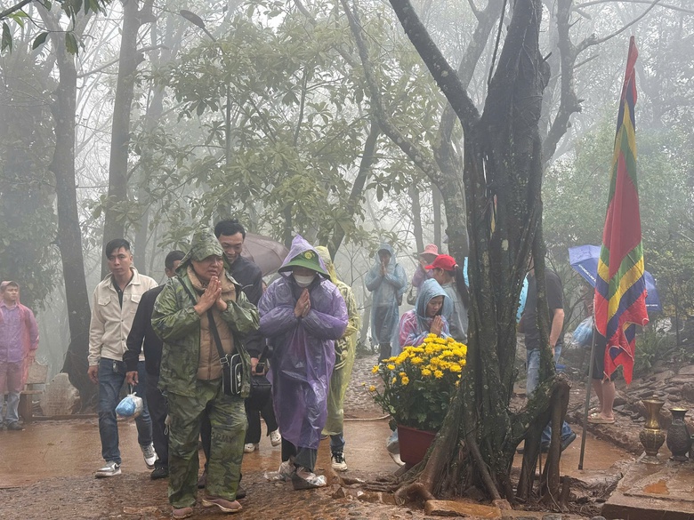 Dòng người đội mưa, vượt sương mù lên cổng trời khai hội đền Nưa - Am Tiêm- Ảnh 5. Dòng người đội mưa, vượt sương mù lên cổng trời khai hội đền Nưa - Am Tiêm- Ảnh 5.
