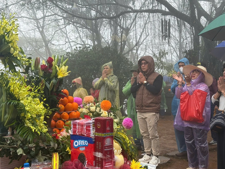 Dòng người đội mưa, vượt sương mù lên cổng trời khai hội đền Nưa - Am Tiêm- Ảnh 3. Dòng người đội mưa, vượt sương mù lên cổng trời khai hội đền Nưa - Am Tiêm- Ảnh 3.