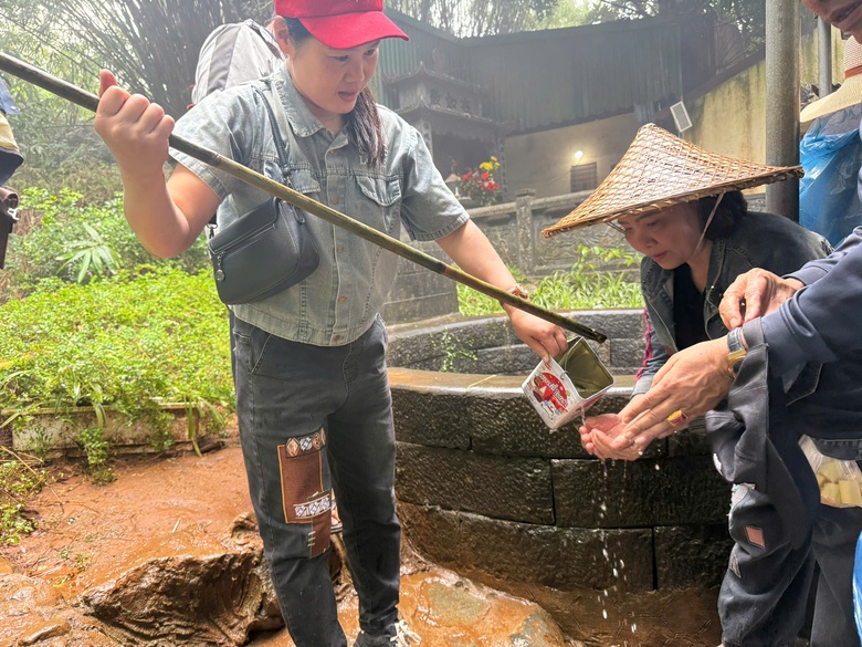 Dòng người đội mưa, vượt sương mù lên cổng trời khai hội đền Nưa - Am Tiêm- Ảnh 6. Dòng người đội mưa, vượt sương mù lên cổng trời khai hội đền Nưa - Am Tiêm- Ảnh 6.