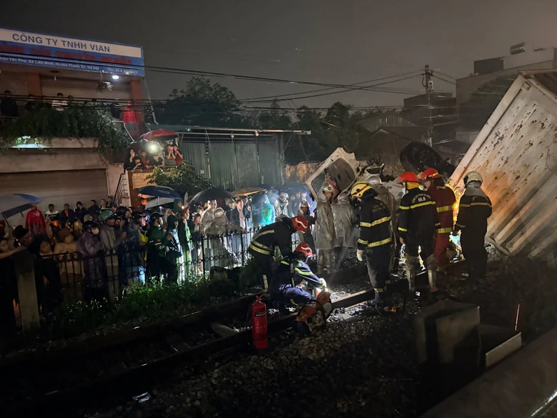 Hiện trường vụ tai nạn đường sắt khiến t&agrave;i xế &ocirc; t&ocirc; tử vong, một người bị thương ở Ngọc Hồi- Ảnh 8.