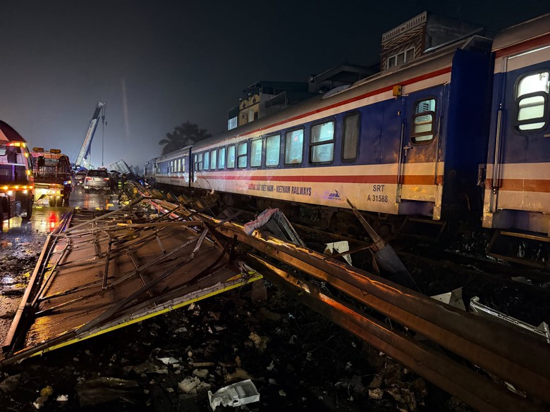 Hiện trường vụ tai nạn đường sắt khiến t&agrave;i xế &ocirc; t&ocirc; tử vong, một người bị thương ở Ngọc Hồi- Ảnh 1.