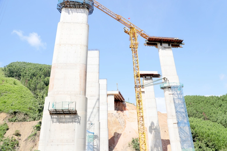 Những trụ cầu cao hơn 50m đang h&igrave;nh th&agrave;nh tr&ecirc;n cao tốc Kh&aacute;nh H&ograve;a - Bu&ocirc;n Ma Thuột- Ảnh 3.
